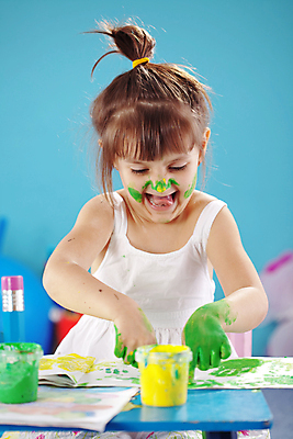 포토 JPG 해외이미지 여자 교육 종이 얼굴 어린이 탁자 수업 주택 관리 창조 미술 한명 사람 앉기 청년 내부 파란색 학습 컬러풀 펜 유치원 놀이방 방 표현 작음 스케치 집중 그림 만들기 예술가 화가 개발 초보 펠트 해외202004 해외포토 직업 1 컬러 가구 컨셉 모션 문화예술 성인 건물 신체부위 필기구 크기 파일형식 천_직물