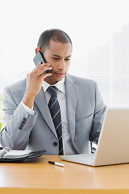 포토 JPG 해외이미지 남자 비즈니스 무선통신 직장 실내 한명 앉기 정장 20대 노트북 스마트폰 핸드폰 사무실 펜 다이어리 비즈니스맨 무선전화기 스마트 집중 스타일 해외202004 해외포토 1 옷 컨셉 회사 통신 모션 사람 청년 내부 전자제품 스마트기기 필기구 사무용품 직장인 전화기 파일형식