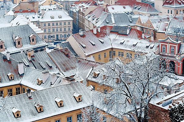포토 JPG 해외이미지 외관 유럽 문화 여행 크리스마스 겨울 건축양식 지붕 주택 풍경 사람없음 야외 건물 컬러풀 탑 정원 냉동 궁전 추위 흰색 도시 중세 역사 옥상 언덕 장면 체코 프라하 타운 고딕 공화국 안뜰 옛날 눈내림 해외202004 해외포토 건축물 계절 기념일 건축 나라 컬러 고건축 눈_날씨 파일형식