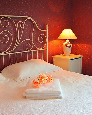 포토 JPG 해외이미지 디자인 꽃 여행 가구 건축양식 베개 벽지 호텔 휴가 휴식 아파트 주택 실내 따뜻함 사람없음 내부 장식 빨간색 빛 수건 노란색 우주 침실 방 낭만 흰색 침대 램프 잠 분위기 고급 야간 휴양지 여관 스타일 안락 해외202004 해외포토 자연요소 식물 건축 컬러 생활용품 컨셉 침구 숙소 조명 건물 위생용품 장소 파일형식