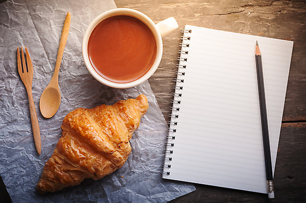 포토 JPG 해외이미지 음료 음식 빵 백그라운드 탁자 디저트 사람없음 컵 초콜릿 뜨거움 버터 코코아 페스츄리 맛있는 해외202004 해외포토 식기 가구 파일형식