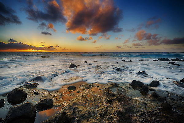 포토 JPG 해외이미지 구름 모래 파도 바다 여행 자연 하늘 아침 휴가 풍경 해변 사람없음 가로 물 파란색 모래사장 컬러풀 햇빛 태양 반사 일출 황혼 일몰 새벽 하와이 장면 태평양 암초 용암 내추럴 수평선 해외202004 흩어짐 해외포토 주간 자연요소 컬러 컨셉 노을 미국 생태계 파일형식