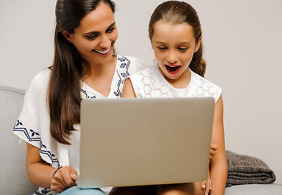 포토 JPG 해외이미지 백인 학생 여자 교육 딸 어린이 거실 학교 가족 엄마 미소 사람 성인 두명 노트북 학습 스터디 컴퓨터 소파 교사 가르침 해외202004 해외포토 서양인 직업 의자 관계 표정 전자제품 파일형식