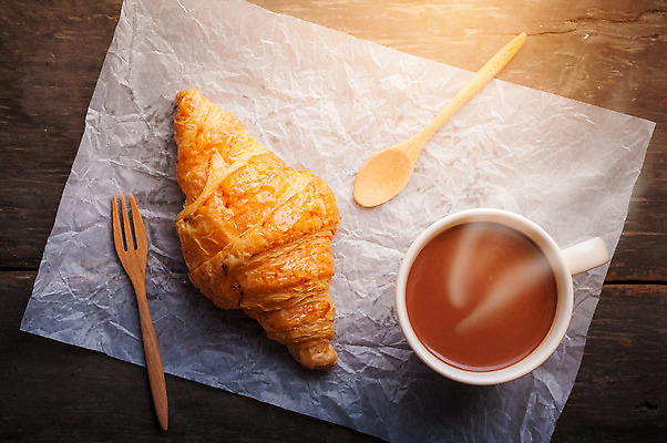 포토 JPG 해외이미지 음료 음식 백그라운드 탁자 디저트 사람없음 컵 초콜릿 거품 껍질 뜨거움 굽기 대륙 버터 코코아 번 페스츄리 맛있는 해외202004 해외포토 식기 빵 가구 구이 파일형식