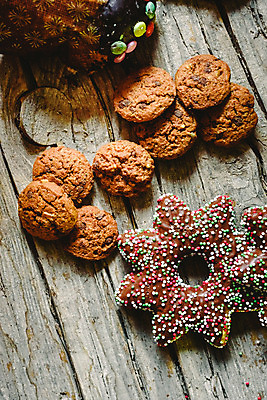 포토 JPG 해외이미지 음식 백그라운드 크리스마스 다이어트 재료 탁자 휴가 디저트 건강 사탕 선물 사람없음 목재 갈색 쿠키 과자 케이크 초콜릿 검은색 어둠 우유 견과류 흰색 대접 바 달콤 맛 유혹 가루 설탕 굽기 먹기 상쾌 칼로리 코코아 고립 깨짐 페스츄리 해로움 핸드메이드 프랄린 맛있는 해외202004 해외포토 나무 기념일 감정 음료 빵 컬러 가구 컨셉 모션 유제품 구이 파일형식