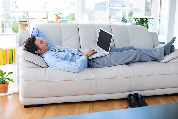 포토 JPG 해외이미지 백인 직업 남자 40대 중년 거실 비즈니스 휴식 실내 한명 사람 정장 노트북 컴퓨터 소파 잠 비즈니스맨 낮잠 해외202004 해외포토 서양인 1 옷 컨셉 의자 성인 내부 전자제품 직장인 파일형식