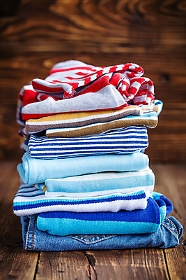 포토 JPG 해외이미지 옷 어린이 백그라운드 신발 장신구 새로움 주택 부츠 소년 사람없음 목재 파란색 컬러풀 유행 쌓기 줄무늬 청바지 아기 신생아 직물 면 작음 스웨터 니트 강렬 저지 접기 해외202004 해외포토 나무 남자 컬러 컨셉 상의 무늬 재료 바지 모션 사람 건물 크기 파일형식