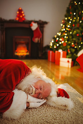 포토 JPG 해외이미지 백인 라이프스타일 노년 남자 크리스마스 거실 가정 불 휴식 아파트 주택 한명 크리스마스트리 산타클로스 축제 축하 잠 벽난로 전나무 크리스마스이브 노인남자한명만 해외202004 해외포토 자연요소 서양인 나무 1 기념일 컨셉 사람 성인 건물 생활 남자한명만 노인남자만 파일형식