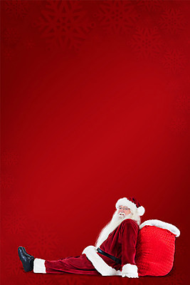 포토 JPG 해외이미지 전신 노년 남자 크리스마스 한명 앉기 옆모습 빨간색 산타클로스 기댐 보따리 노인남자한명만 해외202004 해외포토 1 기념일 뷰포인트 컬러 모션 사람 성인 남자한명만 노인남자만 파일형식