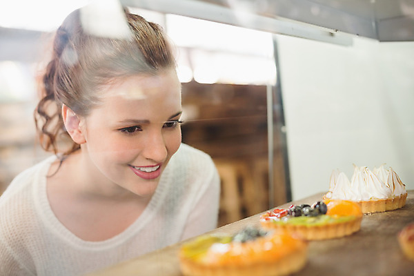 포토 JPG 해외이미지 백인 라이프스타일 응시 여자 실내 한명 상반신 성인 앞모습 쇼핑 빵집 달콤 진열장 타르트 성인여자한명만 해외202004 해외포토 서양인 1 시선 빵 뷰포인트 사람 내부 생활 상점 맛 파이_빵 여자한명만 성인여자만 파일형식