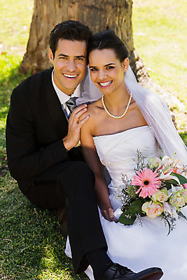 포토 JPG 해외이미지 주간 커플 공원 여자 남자 신부 신랑 결혼 결혼식 남편 앉기 정장 20대 성인 야외 두명 앞모습 30대 낭만 성인만 해외202004 해외포토 자연요소 옷 공공시설 뷰포인트 컨셉 관계 모션 사람 이벤트 청년 장년 파일형식