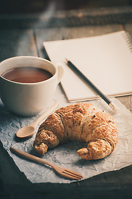 포토 JPG 해외이미지 음료 음식 빵 백그라운드 탁자 사람없음 컵 초콜릿 뜨거움 버터 코코아 페스츄리 필터 맛있는 해외202004 해외포토 식기 가구 디저트 파일형식