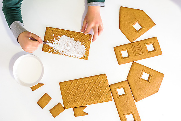 포토 JPG 해외이미지 모양 백인 전통 손 계절 행복 어린이 음식 크리스마스 겨울 가족 탁자 디저트 사탕 요리 사람 장식 쿠키 주방 빵집 흰색 축하 달콤 설탕 굽기 준비 반죽 만들기 해외202004 해외포토 서양인 기념일 감정 컬러 가구 컨셉 관계 모션 신체부위 상점 맛 구이 파일형식