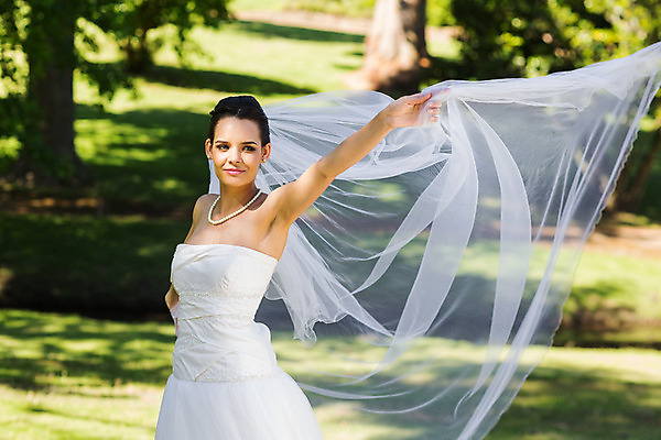 포토 JPG 해외이미지 주간 공원 여자 신부 결혼 결혼식 한명 서기 20대 성인 야외 옆모습 성인여자한명만 해외202004 해외포토 자연요소 1 공공시설 뷰포인트 모션 사람 이벤트 청년 여자한명만 성인여자만 파일형식