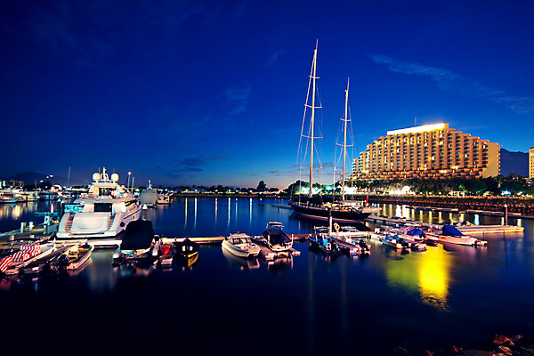 포토 JPG 해외이미지 외관 유럽 스포츠 바다 여행 요트 비즈니스 하늘 호텔 휴가 항해 사람없음 건물 물 파란색 항구 프랑스 도시 보트 재산 황금 고급 크루즈 휴양지 방파제 상업 장면 포트 홍콩 돛대 프랑스어 해외202004 해외포토 자연요소 문자 건축물 공공시설 나라 컬러 컨셉 배_교통 교통시설 숙소 금융 중국 장소 파일형식