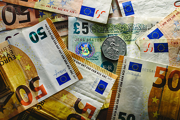 포토 JPG 해외이미지 영어 유럽 컨셉 지폐 돈 비즈니스 출입구 영국 잉글랜드 사람없음 금융 경제 다이어리 쪽지 저축 유로 시장 투표 하락 불안 약속 투자 파운드 마감 브뤼셀 왕국 위기 유럽연합 정부 정치 카피스페이스 브렉시트 국경 해외202004 해외포토 문자 감정 나라 사무용품 공백 재산 선거 파일형식