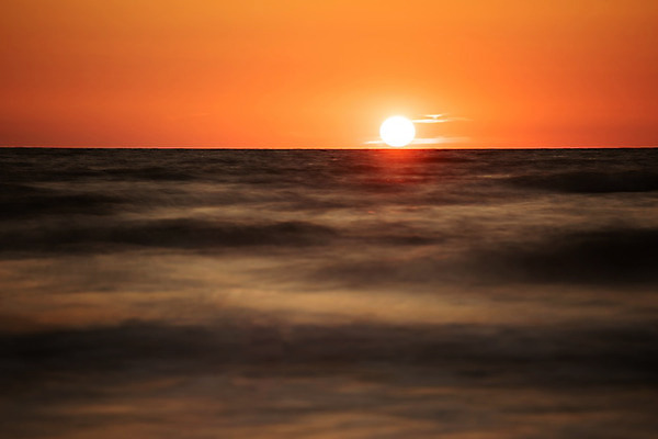 포토 JPG 해외이미지 유럽 모래 파도 바다 여행 백그라운드 오렌지 자연 하늘 날씨 휴가 풍경 사람없음 야외 목재 물 여름 파란색 컬러풀 태양 반사 일출 항구 어둠 황혼 일몰 저녁 그림 방파제 광택 폴란드 내추럴 발트해 서쪽 수평선 해외202004 해외포토 자연요소 나무 계절 공공시설 나라 컬러 과일 재료 교통시설 북유럽 노을 야간 방향 생태계 파일형식