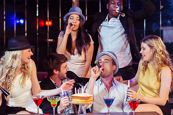 포토 JPG 해외이미지 백인 라이프스타일 여자 남자 행복 과일 탁자 함께함 실내 웃음 사람 앉기 이벤트 여러명 20대 성인 30대 파티 케이크 검은색 우정 축하 잡기 칵테일 바 생일 화려 야간 클럽 흥분 스타일 성인만 유흥 해외202004 해외포토 자연요소 서양인 기념일 감정 컬러 가구 다수 컨셉 모션 디저트 주류 표정 청년 내부 생활 장년 친구 파일형식