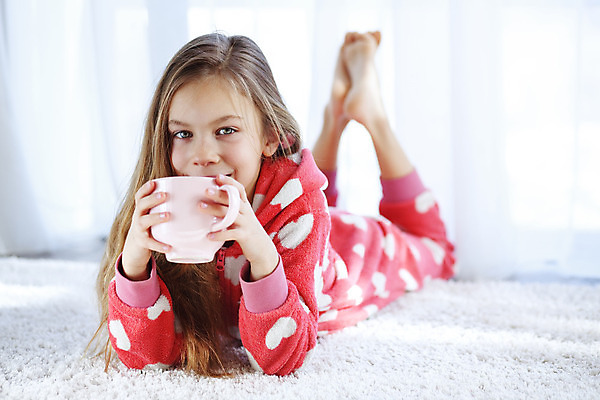 포토 JPG 해외이미지 라이프스타일 딸 행복 커피 어린이 침구 맨발 아침 휴식 바닥 주택 실내 따뜻함 한명 사람 내부 컵 카펫 침실 방 머그컵 마시기 흰색 마음 침대 부드러움 코코아 양털 안락 해외202004 해외포토 주간 1 식기 감정 음료 컬러 가구 컨셉 가족 모션 발 건물 생활 감각 파일형식