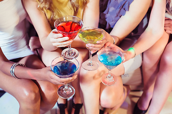 포토 JPG 해외이미지 백인 라이프스타일 드레스 여자 유리 함께함 실내 앉기 이벤트 여러명 20대 파티 우정 마시기 축하 알코올 잡기 칵테일 바 화려 클럽 흥분 축배 유흥 해외202004 해외포토 서양인 옷 감정 다수 컨셉 모션 재질 주류 사람 청년 내부 생활 친구 파일형식