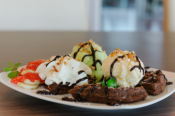 포토 JPG 해외이미지 음식 아이스크림 디저트 사람없음 컬러풀 갈색 초콜릿 흰색 달콤 크림 토핑 시럽 와플 페스츄리 해외202004 해외포토 빵 컬러 맛 파일형식