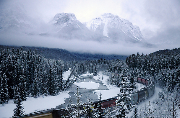 포토 JPG 해외이미지 공원 상징 캐나다 겨울 곡선 교통시설 자연 산 풍경 사람없음 야외 계곡 기차 그림 장면 내추럴 밴프 앨버타 전국 해외202004 해외포토 계절 공공시설 선 육상교통 교통 북아메리카 대중교통 시설 생태계 파일형식
