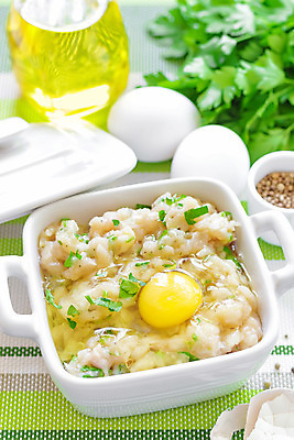 포토 JPG 해외이미지 음식 분홍색 재료 탁자 주방용품 파슬리 육류 요리 사람없음 초록색 빛 주방 계란 치킨 흰색 신선 냄비 상품 미트볼 자르기 준비 날것 레시피 다진 땅바닥 생식 스터핑 정육점 개조 해외202004 해외포토 컬러 가구 생활용품 채소 식재료 모션 바닥 상점 알 솥 닭고기요리 파일형식