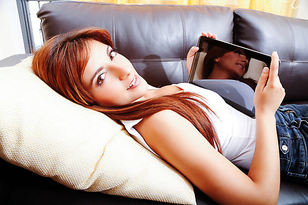 포토 JPG 해외이미지 라이프스타일 응시 여자 행복 거실 인터넷 비즈니스 통신 휴식 실내 한명 사람 내부 컴퓨터 소파 태블릿 알약 스크린 모니터 방 잡기 네트워크 서핑 끝 휴대용 가죽 리빙 패드 인터넷주소 터치스크린 하드웨어 해외202004 해외포토 1 시선 감정 컨셉 의자 모션 생활 전자제품 스마트기기 약 수상스포츠 오브젝트 파일형식