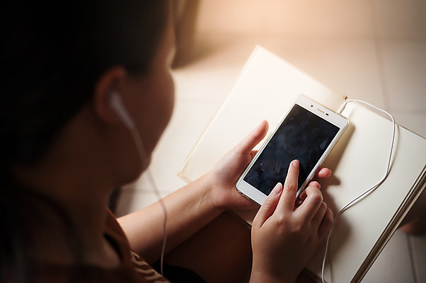포토 JPG 해외이미지 라이프스타일 음악 인터넷 비즈니스 통신 아침 모바일 추상 휴식 한명 취미 스마트폰 유행 디지털 스크린 듣기 터치 업무 작업 네트워크 서핑 이메일 어플리케이션 연결 무선전화기 스마트 읽기 전자 주말 멀티미디어 전자상거래 단절 소셜 스타일 해외202004 해외포토 주간 1 컨셉 무늬 모션 문화예술 사람 생활 핸드폰 스마트기기 수상스포츠 전화기 파일형식