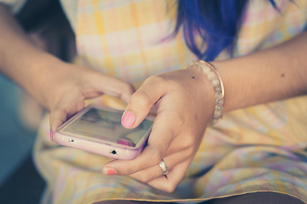 포토 JPG 해외이미지 라이프스타일 손 행복 음악 백그라운드 인터넷 통신 아침 모바일 추상 휴가 휴식 사람없음 스마트폰 웹 듣기 수확 잡기 서핑 이메일 어플리케이션 연결 무선전화기 스마트 와이파이 오디오 주말 안심 온라인 소셜 소셜네트워크 터치스크린 필터 힙스터 셀룰러 효과 해외202004 해외포토 주간 패션 감정 컨셉 무늬 농업 모션 문화예술 육류 생활 신체부위 전자제품 핸드폰 스마트기기 수상스포츠 전화기 무선인터넷 파일형식