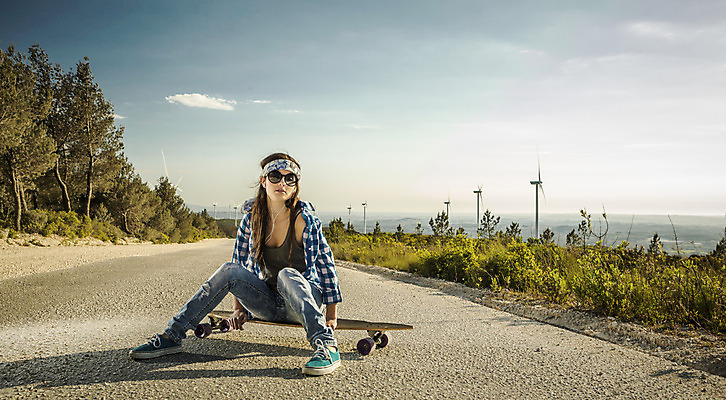 포토 JPG 해외이미지 백인 라이프스타일 여자 스포츠 휴식 거리 한명 사람 앉기 성인 야외 청춘 도시 스케이트보드 스케이터 성인여자한명만 해외202004 해외포토 서양인 1 컨셉 모션 운동선수 생활 보드_스포츠 여자한명만 성인여자만 파일형식