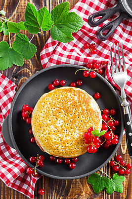 포토 JPG 해외이미지 접시 열매 음식 포크 잎 부분 탁자 디저트 요리 사람없음 목재 빨간색 빛 쌓기 식사 저녁식사 시골 뜨거움 황금 달콤 맛 아침식사 굽기 묘사 서빙 칼로리 팬케이크 점심식사 강렬 건포도 핸드메이드 크레이프 맛있는 해외202004 두드리기 해외포토 나무 식물 식기 컬러 가구 컨셉 재료 모션 포도 케이크 구이 건과일 파일형식