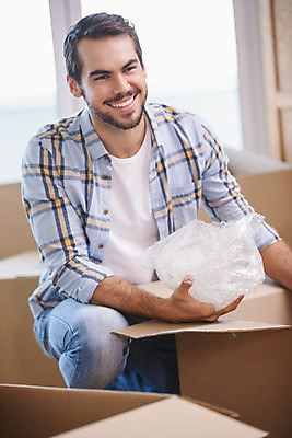 포토 JPG 해외이미지 백인 라이프스타일 남자 행복 거실 가정 모션 새로움 아파트 주택 실내 한명 20대 상자 스타일 해외202004 해외포토 서양인 1 감정 컨셉 사람 청년 내부 건물 생활 파일형식