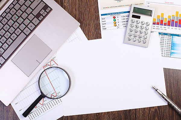 포토 JPG 해외이미지 종이 컨셉 회사 비즈니스 통계 탁자 그래프 직장 사람없음 사무실 펜 볼펜 자료 계산기 정보 키보드 업무 계획 오브젝트 보고서 문서 해외202004 해외포토 가구 문구용품 필기구 장비 작업 파일형식