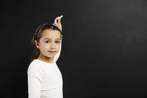포토 JPG 해외이미지 학생 여학생 여자 교육 어린이 교실 학교 수업 한명 사람 학습 칠판 흰색 그림 분필 걸음마 소녀한명만 해외202004 해외포토 1 컬러 모션 초크 여자한명만 소녀만 파일형식