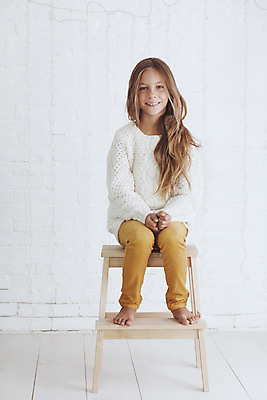 포토 JPG 해외이미지 모델 라이프스타일 옷 계절 얼굴 어린이 포즈 백그라운드 겨울 바지 따뜻함 한명 사람 10대 노란색 유행 추위 가을 흰색 청바지 시골 작음 스웨터 니트 스타일 해외202004 해외포토 1 컬러 상의 청소년 하의 생활 신체부위 크기 파일형식