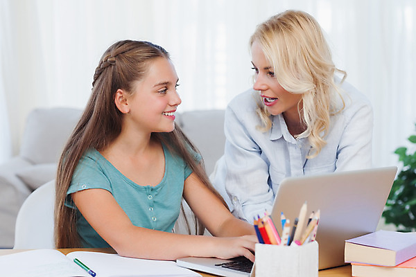 포토 JPG 해외이미지 백인 학생 여자 교육 딸 어린이 엄마 실내 대화 앉기 성인 두명 책 30대 노트북 학습 컴퓨터 부모 연필 토론 책상 교과서 해외202004 해외포토 서양인 가구 가족 모션 학용품 교재 말하기 사람 내부 장년 전자제품 필기구 파일형식