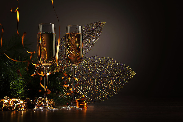 포토 JPG 해외이미지 디자인 기념일 행복 리본 음료 백그라운드 크리스마스 겨울 검은배경 새로움 기념 선물 사랑 사람없음 빛 상자 파티 축제 낭만 축하 알코올 샴페인 샴페인잔 해외202004 해외포토 계절 감정 컨셉 술잔 주류 이벤트 검은색 파일형식