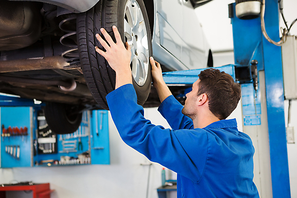 포토 JPG 해외이미지 백인 직업 남자 자동차 노동자 실내 작업복 한명 20대 성인 파란색 바퀴 작업실 기술자 수리 서비스 타이어 정비공 조절 정비소 차고 성인남자한명만 해외202004 해외포토 서양인 1 옷 육상교통 컬러 사람 청년 내부 남자한명만 성인남자만 파일형식