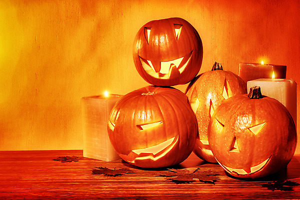 포토 JPG 해외이미지 전통 계절 문화 잎 채소 촛불 탁자 호박 기념 미소 사람없음 장식 빛 노란색 파티 축제 할로윈 가을 등불 축하 야간 무서움 잭 10월 호러 오싹 해외202004 해외포토 자연요소 식물 감정 컬러 가구 컨셉 초 조명 표정 이벤트 날짜 공포 파일형식