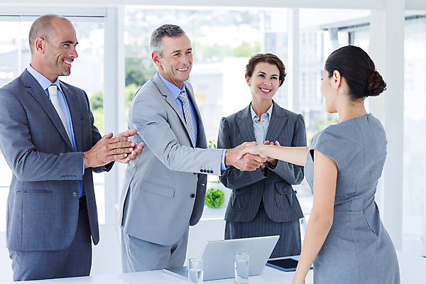 포토 JPG 해외이미지 백인 여자 남자 40대 중년 50대 악수 실내 서기 여러명 상반신 20대 성인 사무실 비즈니스우먼 박수 면접 해외202004 해외포토 서양인 다수 비즈니스 모션 사람 손짓 청년 내부 직장인 파일형식