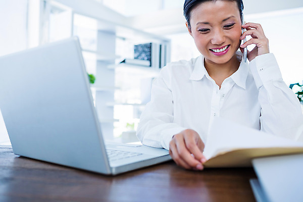 포토 JPG 해외이미지 백인 여자 행복 40대 중년 무선통신 갈색머리 직장 실내 한명 앉기 정장 노트북 스마트폰 핸드폰 사무실 스크린 비즈니스우먼 무선전화기 스마트 책상 스타일 해외202004 해외포토 서양인 1 헤어스타일 옷 감정 가구 컨셉 회사 비즈니스 통신 모션 사람 성인 내부 전자제품 스마트기기 직장인 전화기 파일형식