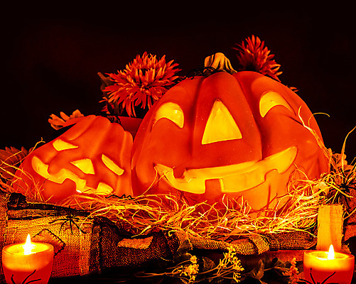 포토 JPG 해외이미지 전통 계절 행복 음식 조각 백그라운드 채소 촛불 호박 미소 웃음 사람없음 장식 빛 노란색 파티 검은색 어둠 할로윈 가을 등불 축하 표현 야간 무서움 거미 잭 빛망울 10월 잭오랜턴 호러 소름 오싹 해외202004 해외포토 자연요소 감정 컬러 곤충 컨셉 초 조명 표정 이벤트 날짜 공포 파일형식