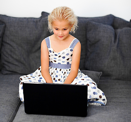 포토 JPG 해외이미지 백인 학생 여자 교육 딸 어린이 학교 아파트 아이디어 실내 사랑 한명 미소 사람 소녀 노트북 학습 스터디 컴퓨터 독서 네트워크 소년한명만 소녀한명만 해외202004 해외포토 서양인 1 감정 컨셉 가족 주택 표정 내부 전자제품 남자한명만 여자한명만 소년만 소녀만 파일형식