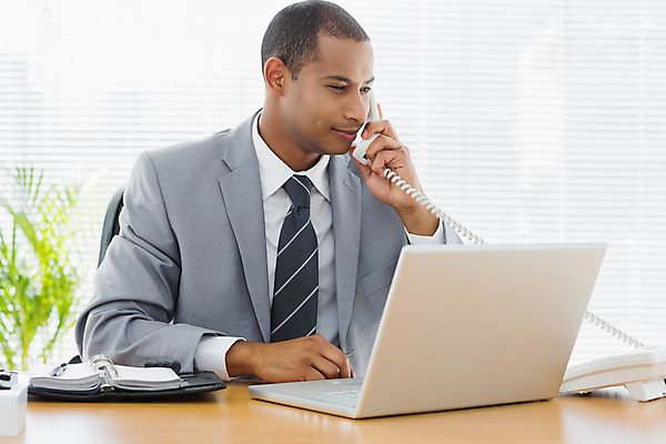 포토 JPG 해외이미지 응시 남자 비즈니스 탁자 무선통신 직장 실내 한명 앉기 정장 20대 노트북 스마트폰 사무실 다이어리 비즈니스맨 무선전화기 전화기 스마트 집중 책상 스타일 해외202004 해외포토 1 시선 옷 가구 컨셉 회사 통신 모션 사람 청년 내부 전자제품 핸드폰 스마트기기 사무용품 직장인 파일형식