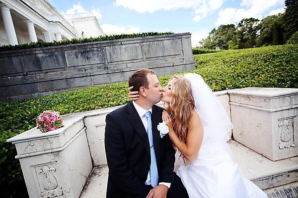 포토 JPG 해외이미지 주간 커플 공원 여자 남자 신부 결혼 결혼식 성인 야외 두명 옆모습 낭만 성인만 해외202004 해외포토 자연요소 공공시설 뷰포인트 컨셉 관계 사람 이벤트 파일형식
