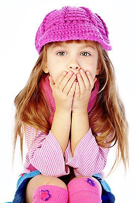 포토 JPG 해외이미지 옷 여자 딸 행복 얼굴 어린이 분홍색 포즈 맨발 한명 사람 앉기 파란색 유행 육아 흰색 작음 고립 초보 해외202004 해외포토 1 감정 컬러 가족 모션 발 신체부위 크기 파일형식