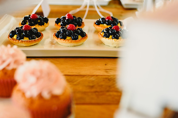 포토 JPG 해외이미지 접시 과일 탁자 디저트 실내 사람없음 빵집 달콤 소프트포커스 타르트 해외202004 해외포토 식기 음식 빵 가구 촬영기법 내부 상점 맛 파이_빵 파일형식