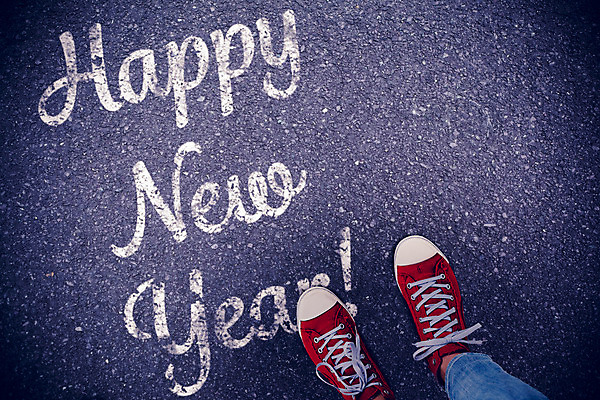 포토 JPG 해외이미지 도로 신발 텍스트 발 새해 사람없음 검은색 청바지 해피뉴이어 해외202004 해외포토 길 컬러 바지 교통시설 신체부위 새해인사 파일형식