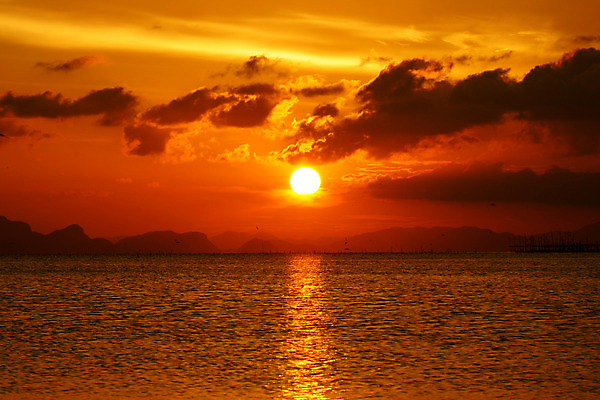 포토 JPG 해외이미지 바다 백그라운드 자연 하늘 풍경 사람없음 빨간색 빛 햇빛 태양 반사 노란색 일출 황혼 일몰 수평선 해외202004 해외포토 자연요소 컬러 노을 생태계 파일형식